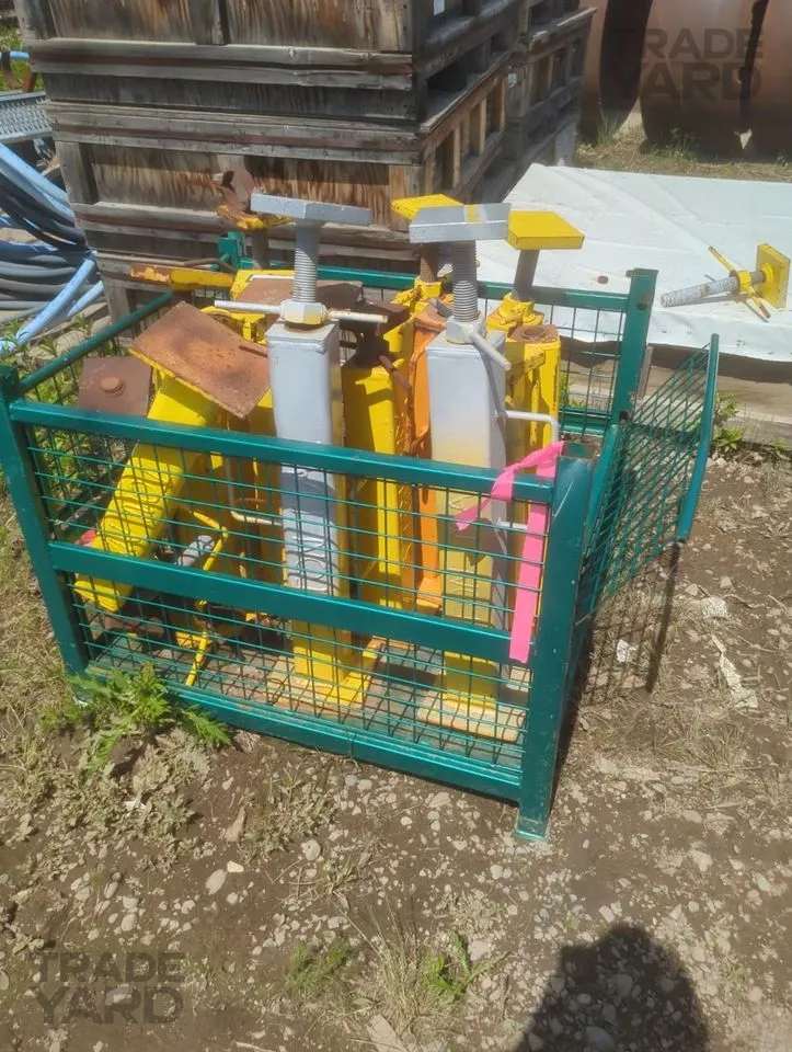 Lot of Heavy-Duty Adjustable Steel Screw Jacks / Shoring Posts